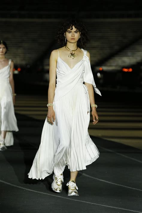 Dior cruise 2022 fashion